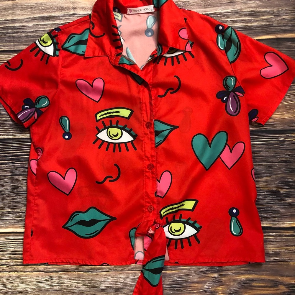 FASHION HOUSE Eyes Hearts Kisses RED Short Sleeve Button Up Tie Blouse Size M